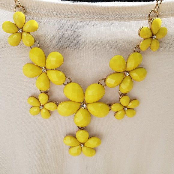 Jewelry - Yellow flower fashion statement necklace
